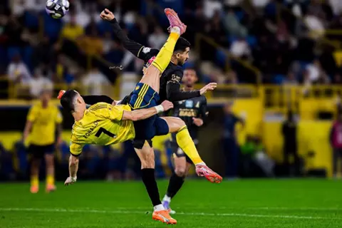 بمقصية رائعة.. كم هدفًا يحتاجه كريستيانو رونالدو للوصول لـ1000؟